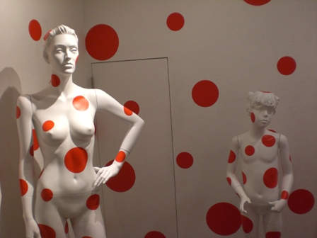 Yayoi Kusama 宇宙へ行くときのハンドバック買ってしまった。。。_f0083294_1674373.jpg