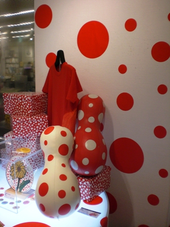 Yayoi Kusama 宇宙へ行くときのハンドバック買ってしまった。。。_f0083294_1675727.jpg