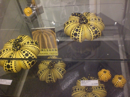 Yayoi Kusama 宇宙へ行くときのハンドバック買ってしまった。。。_f0083294_1682143.jpg