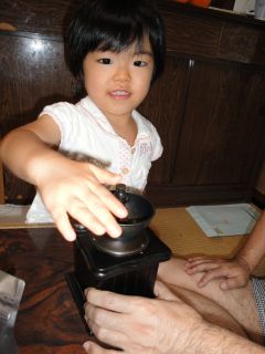 コーヒー豆を挽くマコちゃん_e0166301_443515.jpg