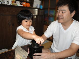 コーヒー豆を挽くマコちゃん_e0166301_445484.jpg