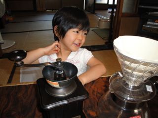 コーヒー豆を挽くマコちゃん_e0166301_45267.jpg