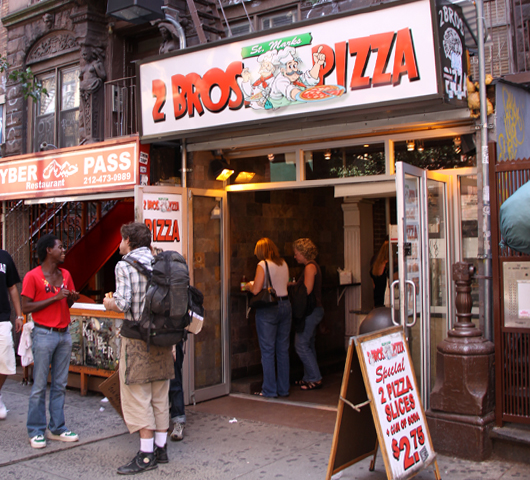 ニューヨークの究極B級グルメ $1ピザ (2 Bros Pizza編)_b0007805_148566.jpg