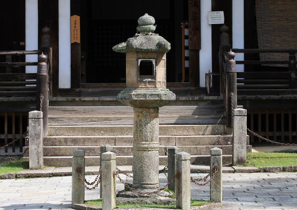 東大寺法華堂石燈籠(三月堂)と丹生川上神社中社石燈籠_f0142070_21363260.jpg