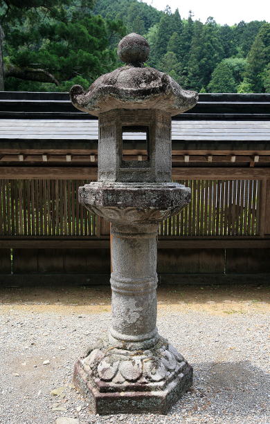 東大寺法華堂石燈籠(三月堂)と丹生川上神社中社石燈籠_f0142070_21364851.jpg