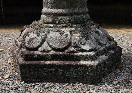 東大寺法華堂石燈籠(三月堂)と丹生川上神社中社石燈籠_f0142070_2142211.jpg