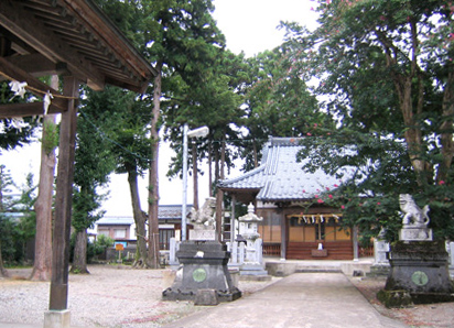 春日神社の境内_b0146703_11135477.jpg