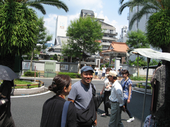 料理の神様のにくい演出か?日曜市でこのお2人がバッタリ!_e0149377_18391013.jpg