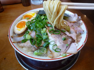 新味豚骨醤油麺　チャーシュー大盛り_b0165358_22504324.jpg