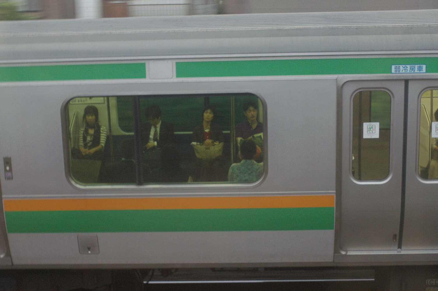 緑とオレンジの電車_f0160179_14131138.jpg