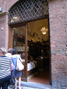 お店を見ながらブラブラ散歩~古都シエナ_f0106597_18105866.jpg
