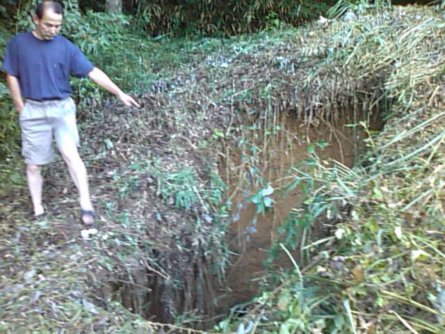 8月大雨の被害、農業用ため池堰堤の陥没_e0068696_6362184.jpg