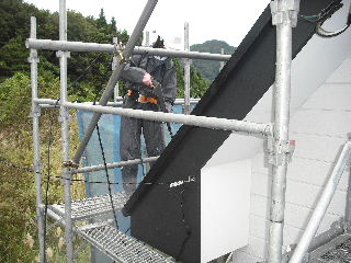 屋根塗装・初日_f0031037_21271969.jpg