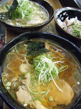 カリスマ麺職人の作るラーメン”麺哲”_e0071524_272192.jpg