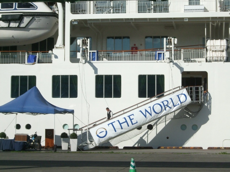 1099)　小樽港　「滞在型豪華クルーズ船　The World」_f0126829_11114963.jpg