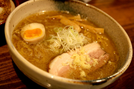 【札幌ラーメン】ラーメン空の味噌と塩と飯。_c0158397_0222678.jpg