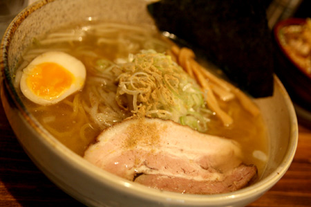 【札幌ラーメン】ラーメン空の味噌と塩と飯。_c0158397_0225335.jpg