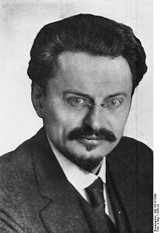 スカル&ボーンズはロシア共産主義を育てた by Richard Arnold 2_c0139575_19554398.jpg