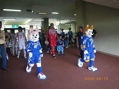 9月13日JFLエスコートキッズin八橋陸上競技場_e0127003_2142931.jpg