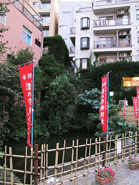 策の池界隈(四谷荒木町)_c0163001_002855.jpg