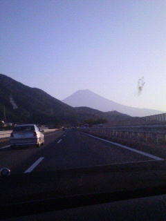 おっ。みえたっ！富士山！！_b0126653_16555993.jpg