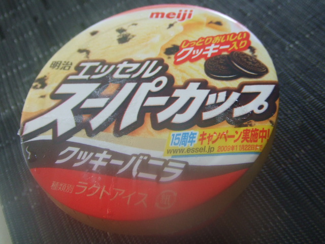 スーパーカップ クッキーバニラ_f0076001_0362112.jpg