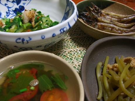 鶏皮と胡瓜の韮柚子こしょうポン酢＆芋のつると油揚げの煮物_c0170905_5521012.jpg