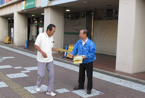 議会改革特別委員会駅頭チラシ配布_d0130714_2129356.jpg