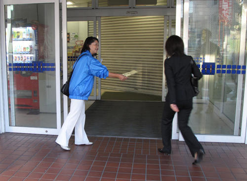 議会改革特別委員会駅頭チラシ配布_d0130714_2129463.jpg