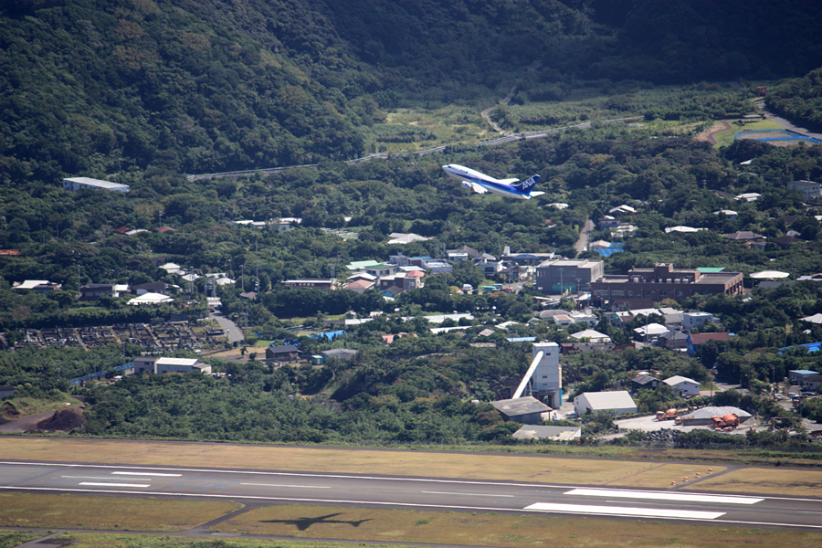 八丈島空港を見下ろす_b0032140_0263893.jpg