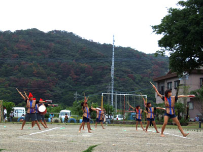 諸鈍小中学校「大運動会」、赤組頑張れ（った)！ その４_e0028387_1492787.jpg