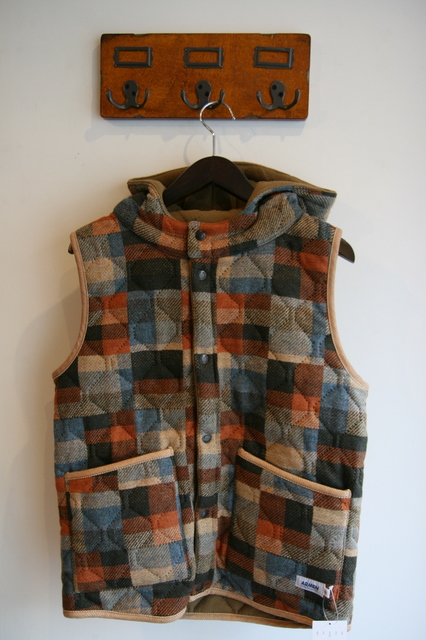 パッチワーク調のチェックがニクイARMENのWOOL REVERSIBLE HOODED VEST_c0103090_21381145.jpg