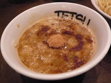 焼き石でスープを温めなおす、品達「つけめん TETSU」。_a0029277_2355548.jpg