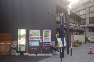 岐阜長良橋湊町の自動販売機_a0003909_1251839.jpg