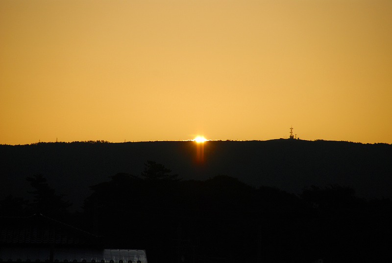 今日は、穏かな一日の朝日、鳥海山、夕焼けを御覧下さい。_f0121379_19513432.jpg