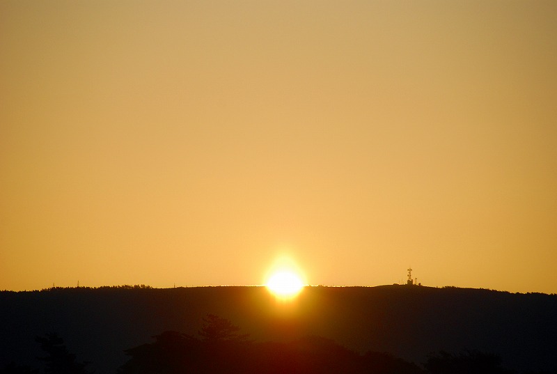 今日は、穏かな一日の朝日、鳥海山、夕焼けを御覧下さい。_f0121379_1952277.jpg