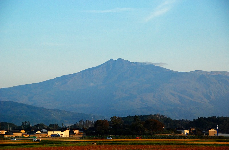 今日は、穏かな一日の朝日、鳥海山、夕焼けを御覧下さい。_f0121379_19595751.jpg