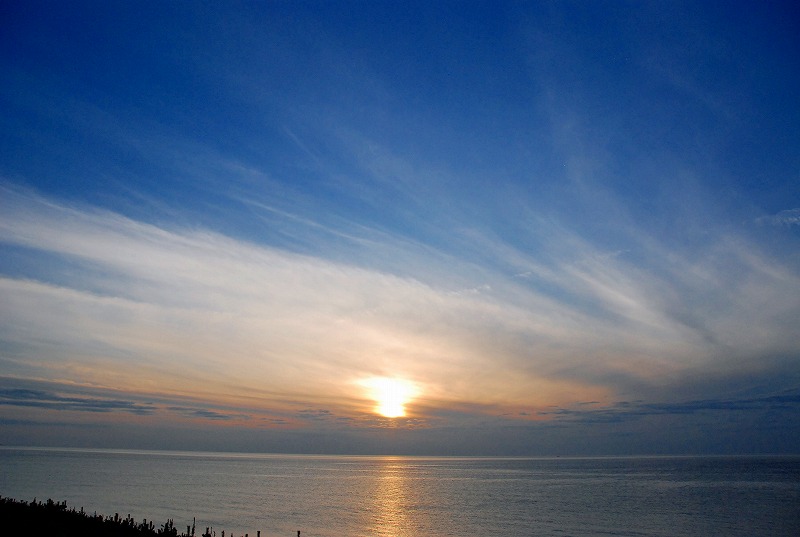 今日は、穏かな一日の朝日、鳥海山、夕焼けを御覧下さい。_f0121379_203273.jpg