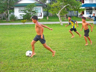 芝生のグランドでサッカー_f0204561_8475792.jpg