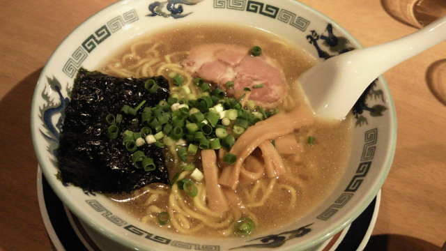 八八の塩とんこつラーメン_e0173480_22283810.jpg