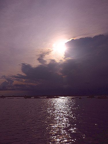 嵐の夜に　。。。シェムリアップ　トンレサップ湖　わたしのおふね　マギーB*。。。 *。:☆.。† _a0053662_1953561.jpg