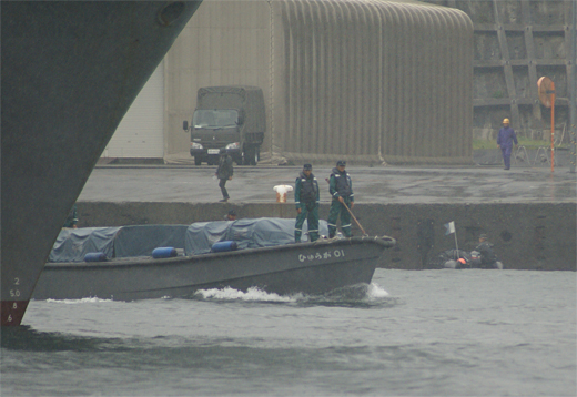 台風前日『YOKOSUKA軍港めぐり』（3）横須賀水中処分隊の訓練_e0150566_1251995.jpg