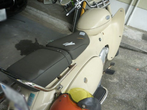 バイクのシート破れてきました。_b0054727_22365440.jpg