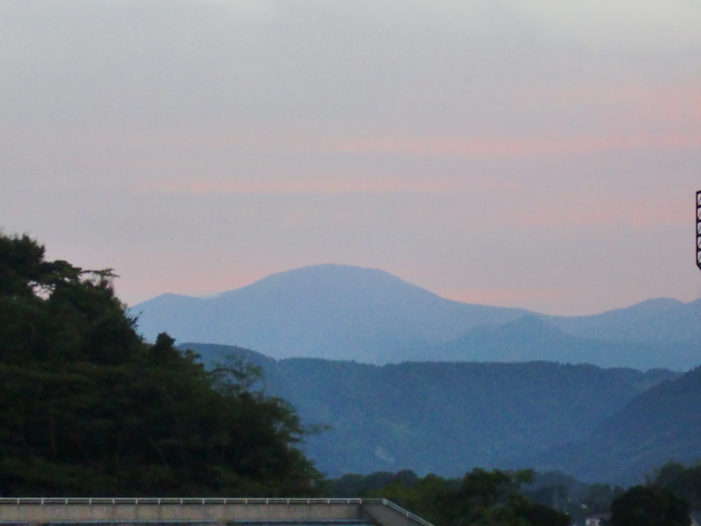 朝焼けの空・・そして霧島の山々_b0175524_649169.jpg