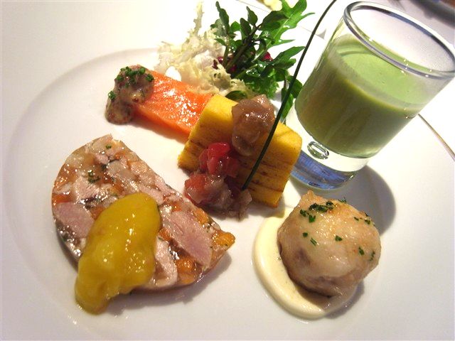 ここにある確かな「違和感」_c0116714_2475411.jpg