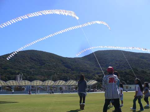 「大空飛翔教室　凧揚げ大会」　快晴　アーチカイト　大空に大きな弧を描く！！！_b0120982_7315570.jpg