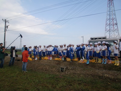 北新庄小学校の子供達が大豆の収穫をしました_e0061225_1711238.jpg