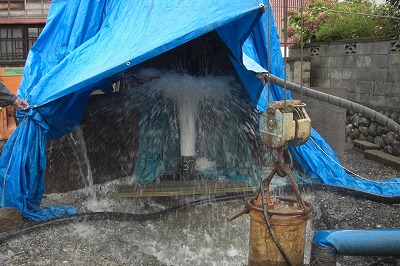 井戸工事の掘削完了(エアー工法)_a0084753_83554.jpg