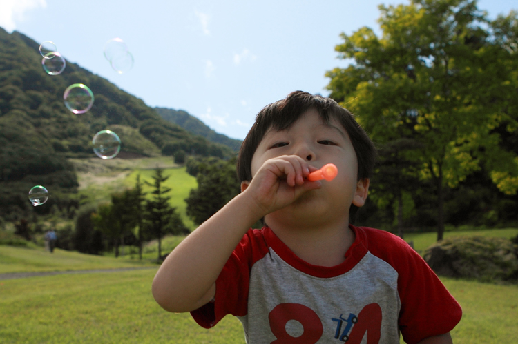 木島平やまびこの丘公園から子供たちがシャボン玉で遊ぶ写真を_c0198351_542247.jpg