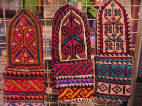 イランから、手編みの靴下が届きました。_a0077752_18265157.jpg